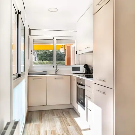 Apartmento Con Piscina Y Pista De Tennis Apartment *